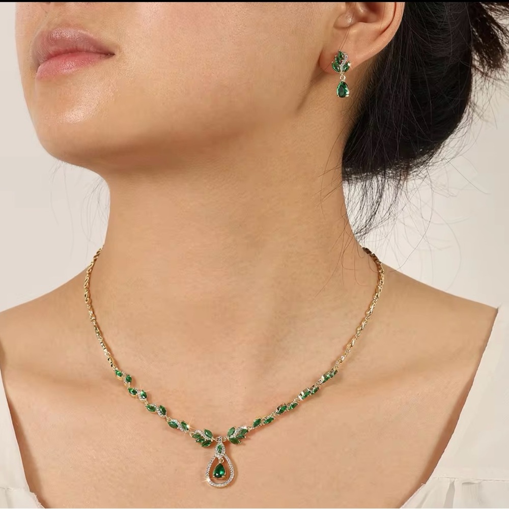 Wedding / bridal / formal Gold with green necklace and earring set. - Picture 3 of 3